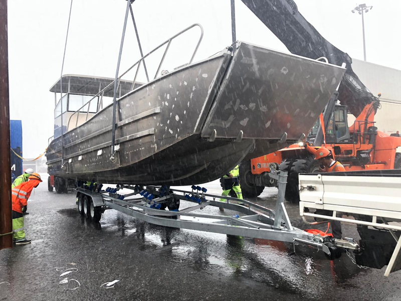 La cabine de confort de coque renforcée de péniche de débarquement en aluminium de 10m peut être personnalisée en couleur impression Logo péniche de débarquement navire cargo