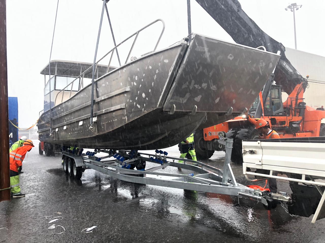 La cabine de confort de coque renforcée de péniche de débarquement en aluminium de 10m peut être personnalisée en couleur impression Logo péniche de débarquement navire cargo