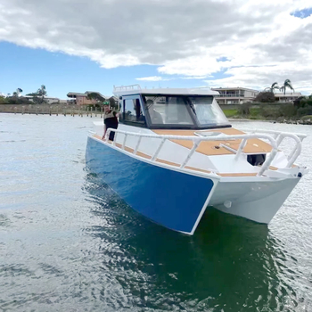 Bateau catamaran de 7,9 m