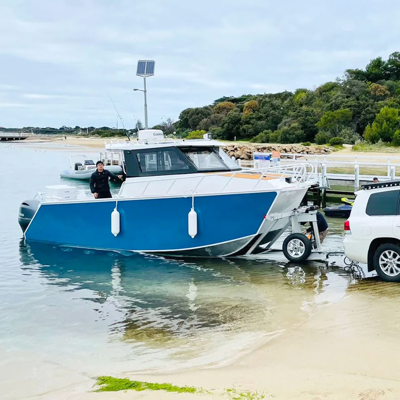 Bateau catamaran de 7,9 m