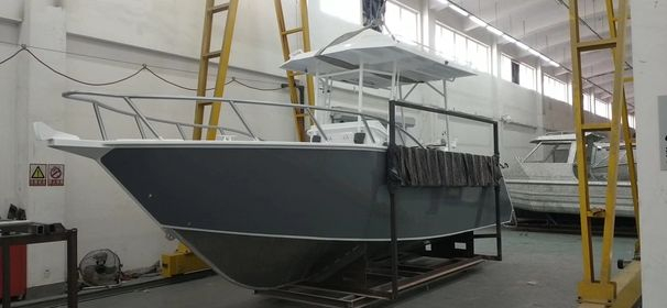 Bateau de pêche en aluminium de console centrale de plaque de 7,5 m à vendre